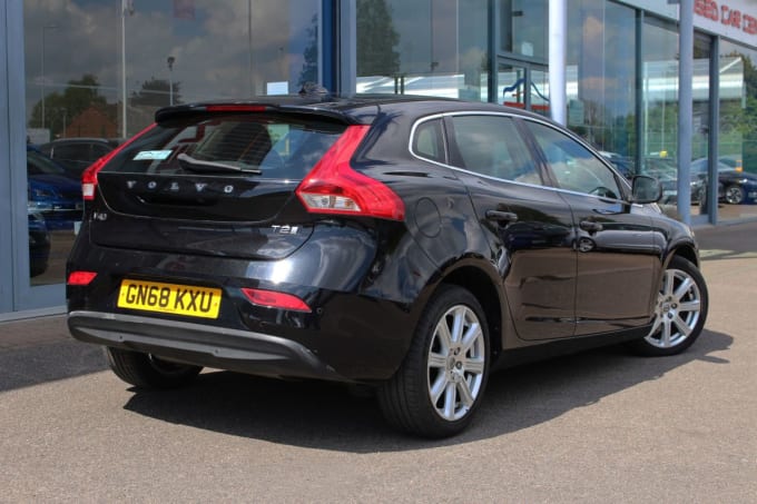 2025 Volvo V40