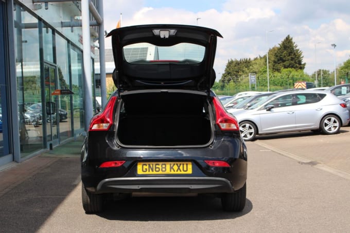 2025 Volvo V40