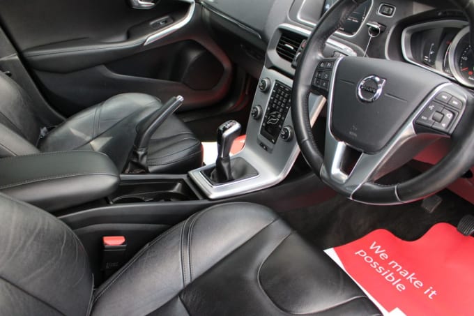 2025 Volvo V40