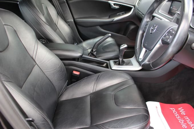 2025 Volvo V40