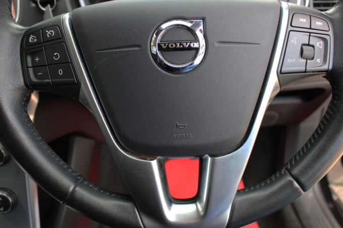 2025 Volvo V40