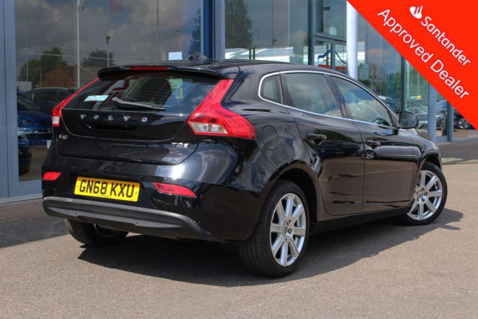 2025 Volvo V40