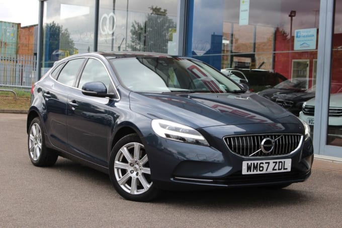 2025 Volvo V40