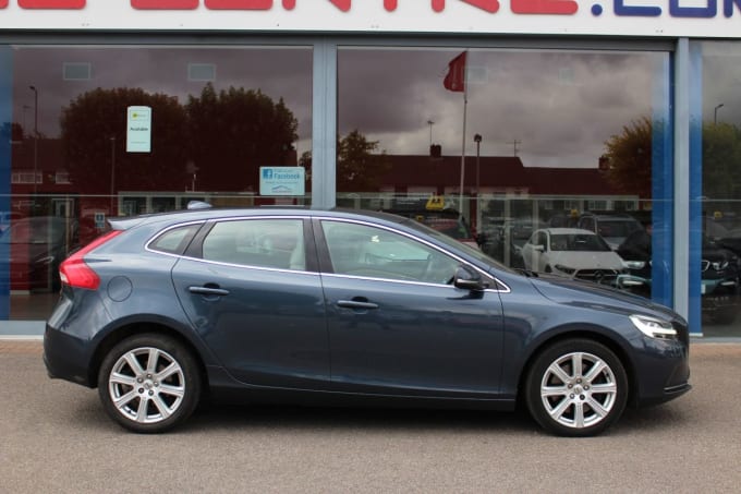 2025 Volvo V40