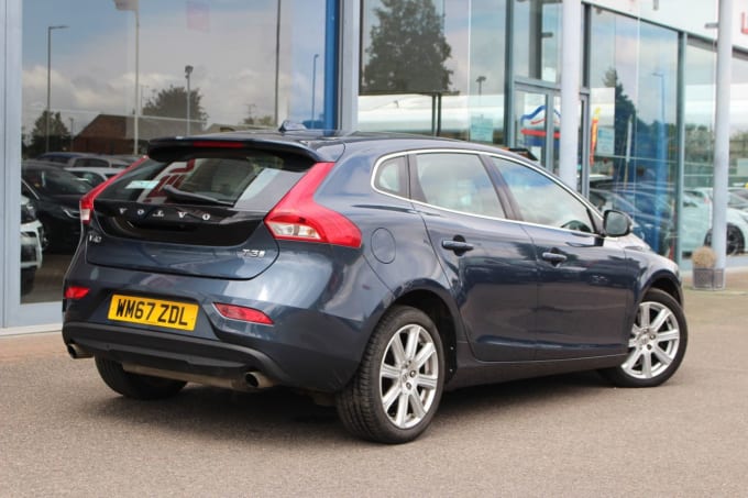 2025 Volvo V40