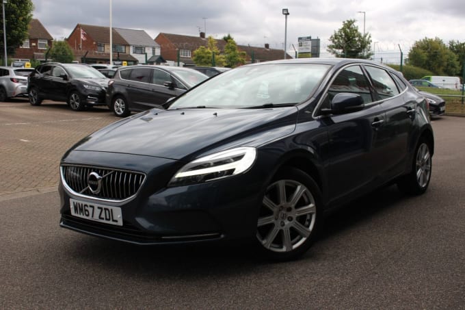2025 Volvo V40