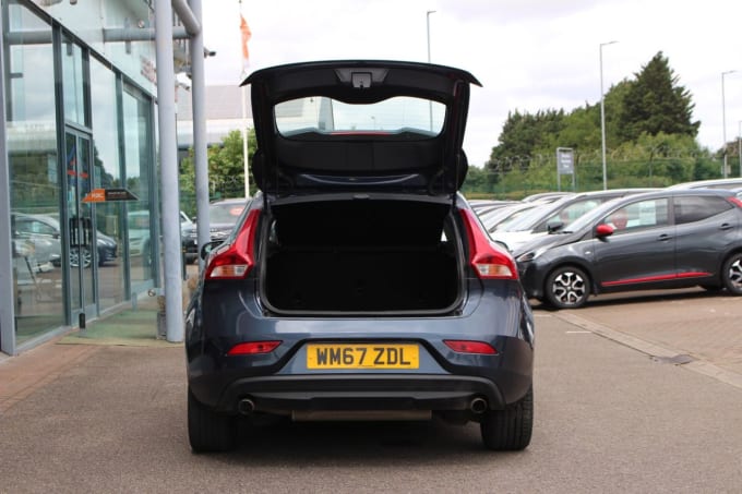 2025 Volvo V40