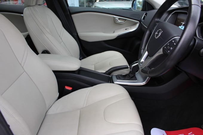 2025 Volvo V40