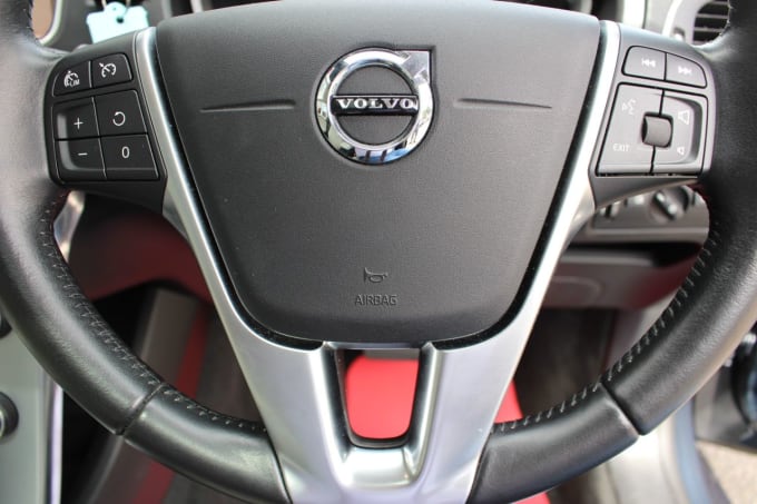 2025 Volvo V40