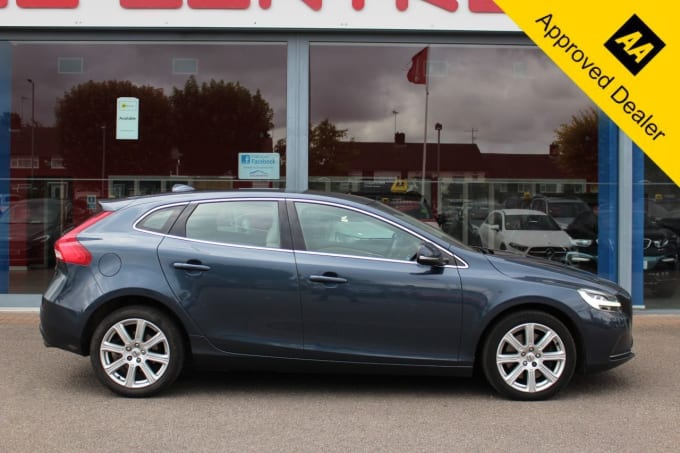 2025 Volvo V40
