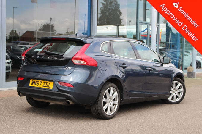 2025 Volvo V40