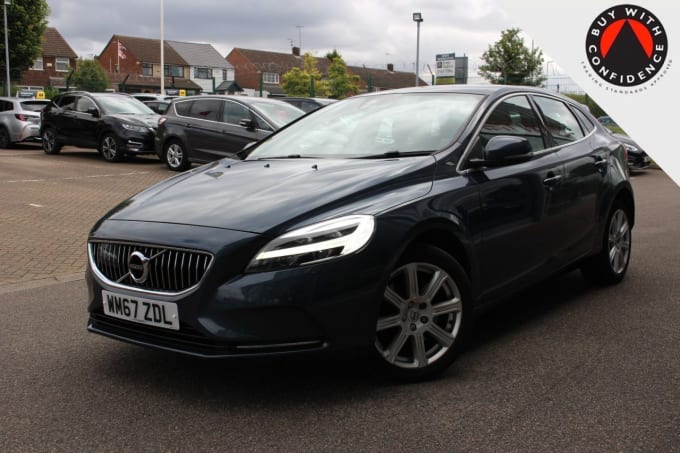 2025 Volvo V40