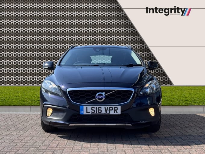2025 Volvo V40 Cross Country