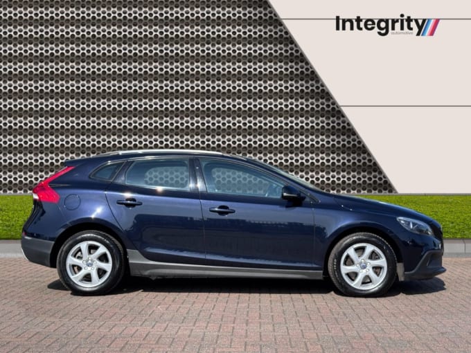 2025 Volvo V40 Cross Country