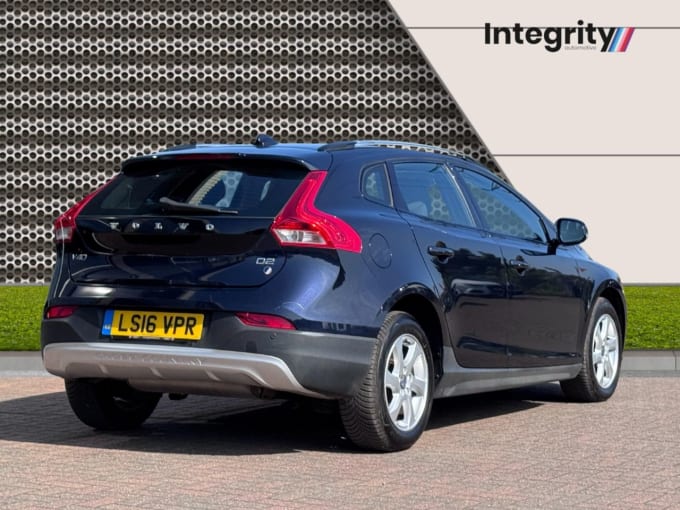 2025 Volvo V40 Cross Country