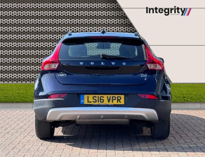 2025 Volvo V40 Cross Country