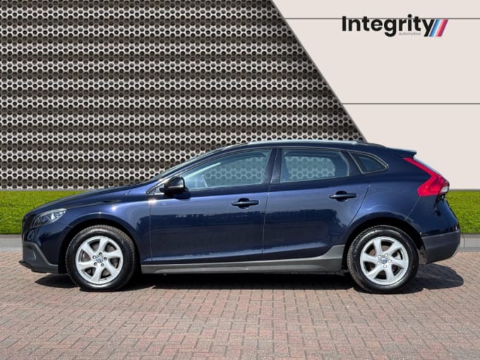 2025 Volvo V40 Cross Country
