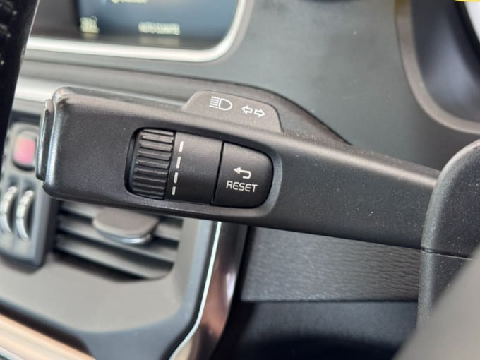 2025 Volvo V40 Cross Country