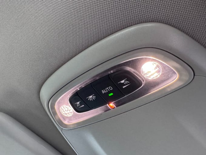 2025 Volvo V40 Cross Country