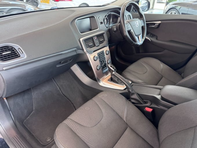 2025 Volvo V40 Cross Country