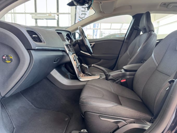 2025 Volvo V40 Cross Country