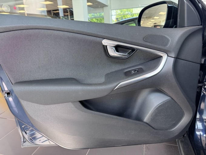 2025 Volvo V40 Cross Country