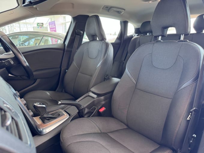 2025 Volvo V40 Cross Country