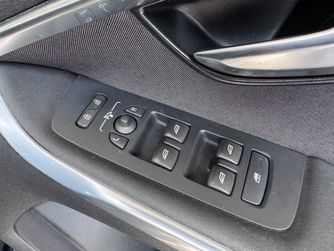 2025 Volvo V40 Cross Country