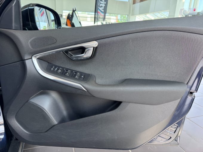 2025 Volvo V40 Cross Country
