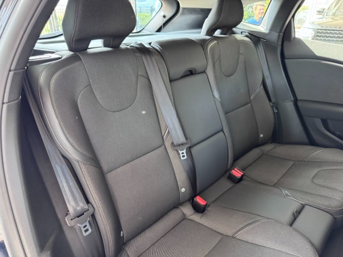 2025 Volvo V40 Cross Country