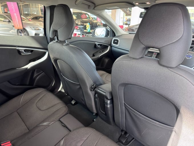 2025 Volvo V40 Cross Country