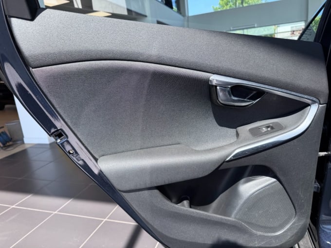 2025 Volvo V40 Cross Country