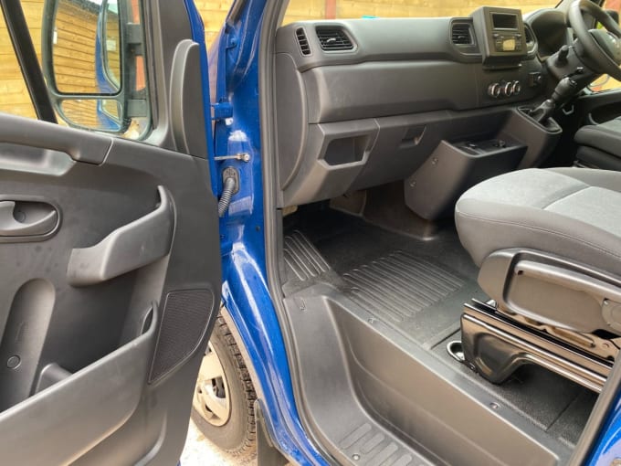 2025 Renault Master