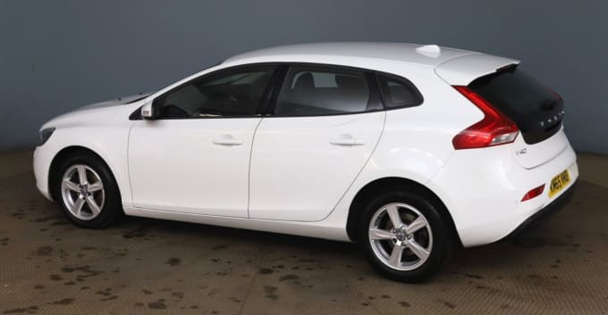 2025 Volvo V40