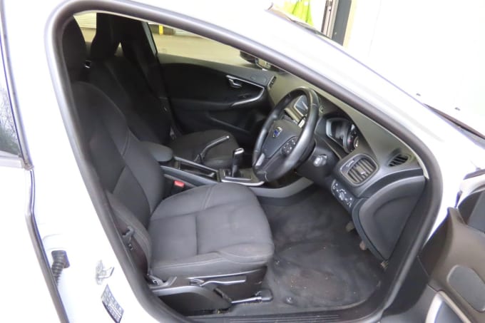 2025 Volvo V40