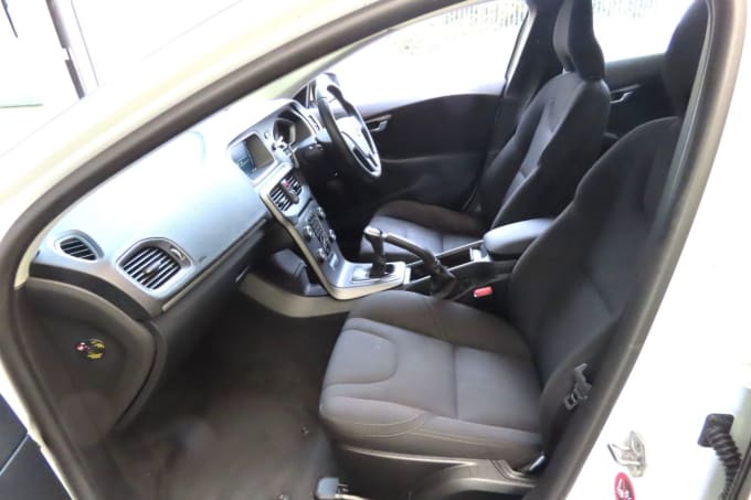 2025 Volvo V40