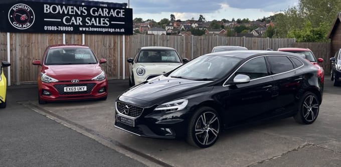 2025 Volvo V40