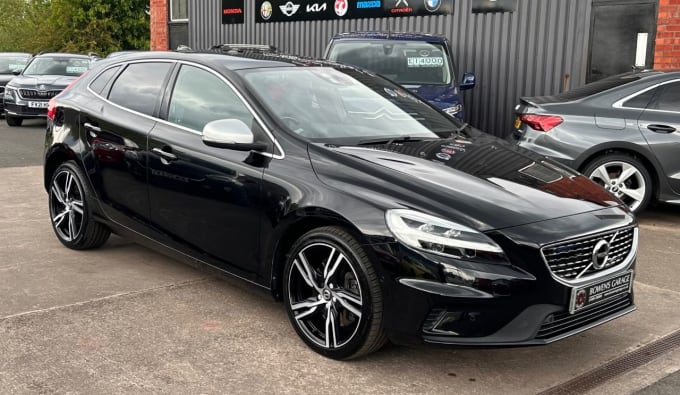 2025 Volvo V40