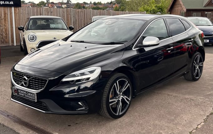 2025 Volvo V40