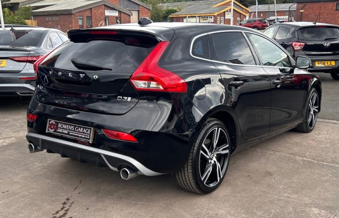 2025 Volvo V40
