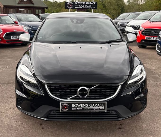 2025 Volvo V40
