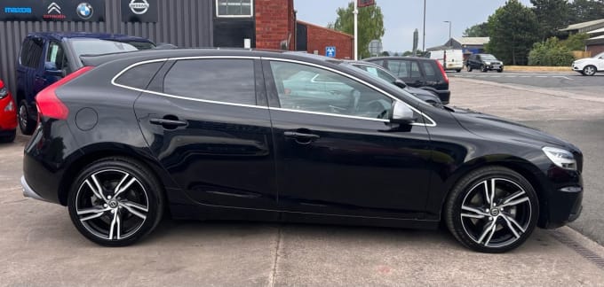 2025 Volvo V40