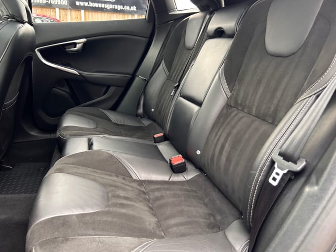2025 Volvo V40