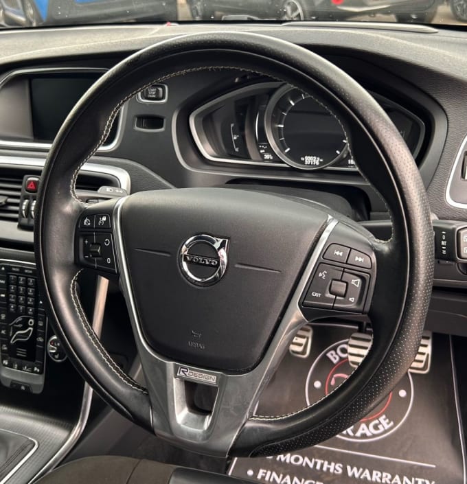 2025 Volvo V40