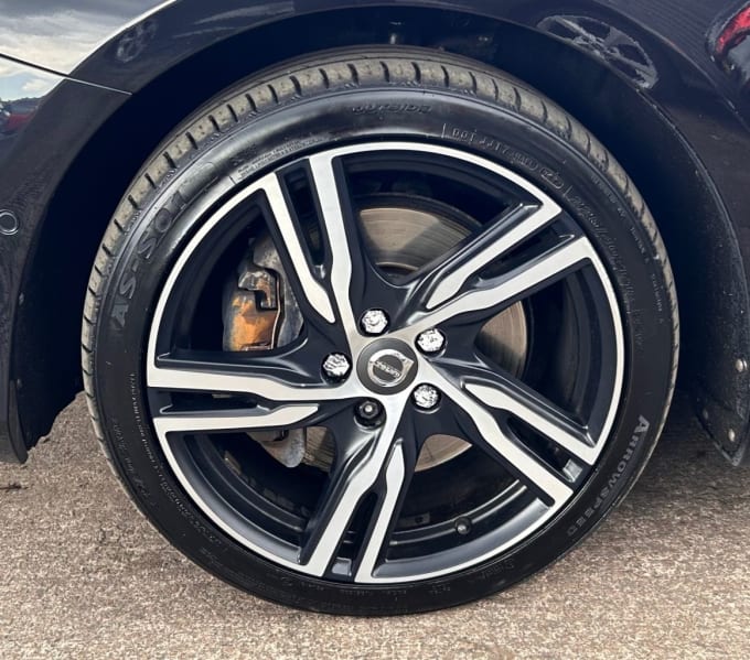 2025 Volvo V40