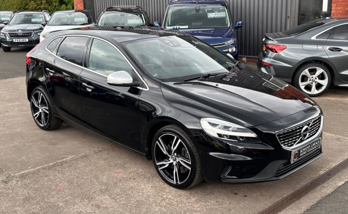 2025 Volvo V40