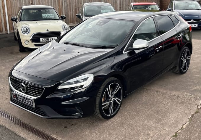 2025 Volvo V40