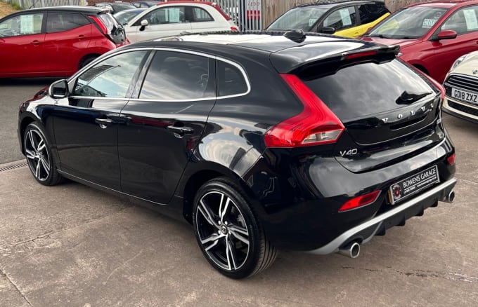 2025 Volvo V40