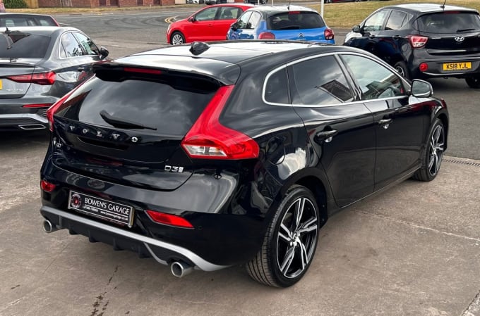 2025 Volvo V40