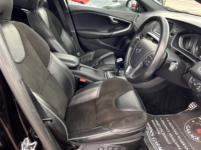 2025 Volvo V40